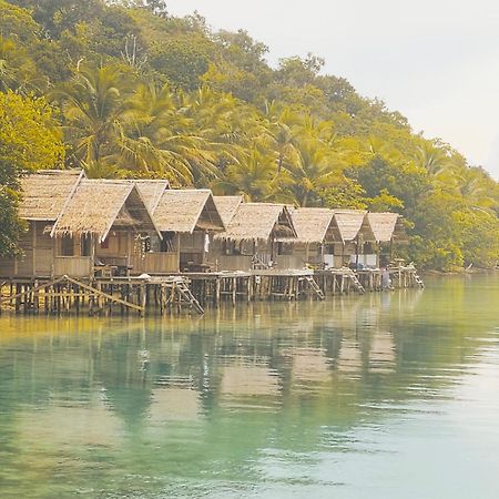 Meos Ambower Homestay Raja Ampat Fam Exterior photo