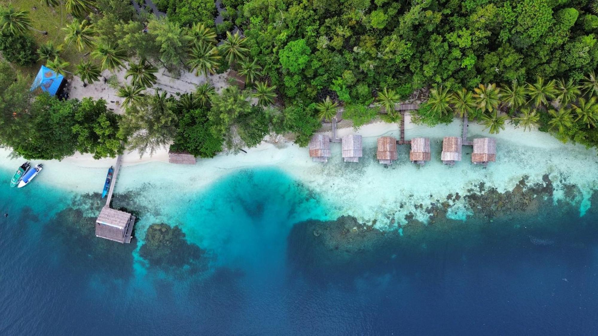Meos Ambower Homestay Raja Ampat Fam Exterior photo