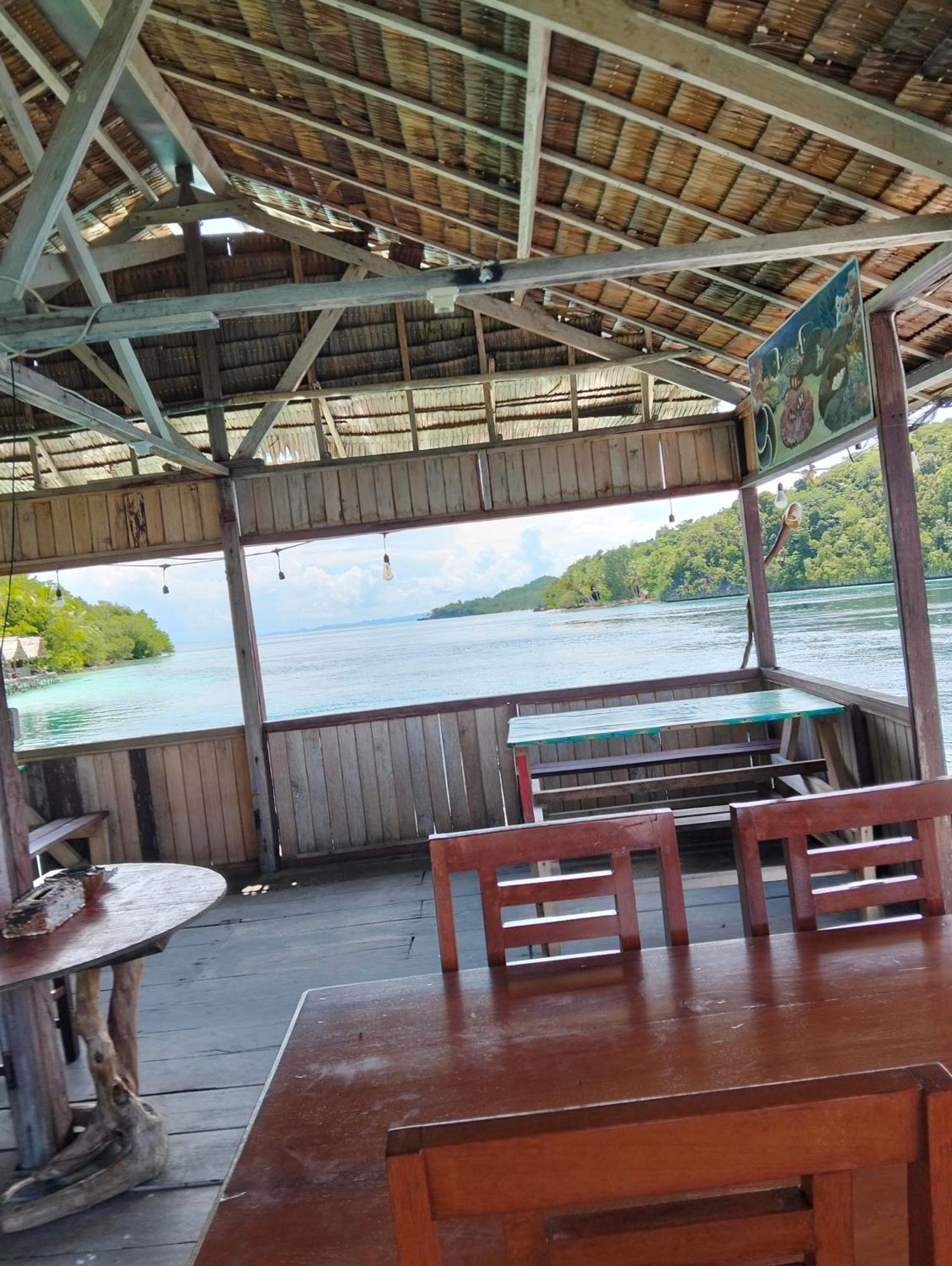 Meos Ambower Homestay Raja Ampat Fam Exterior photo