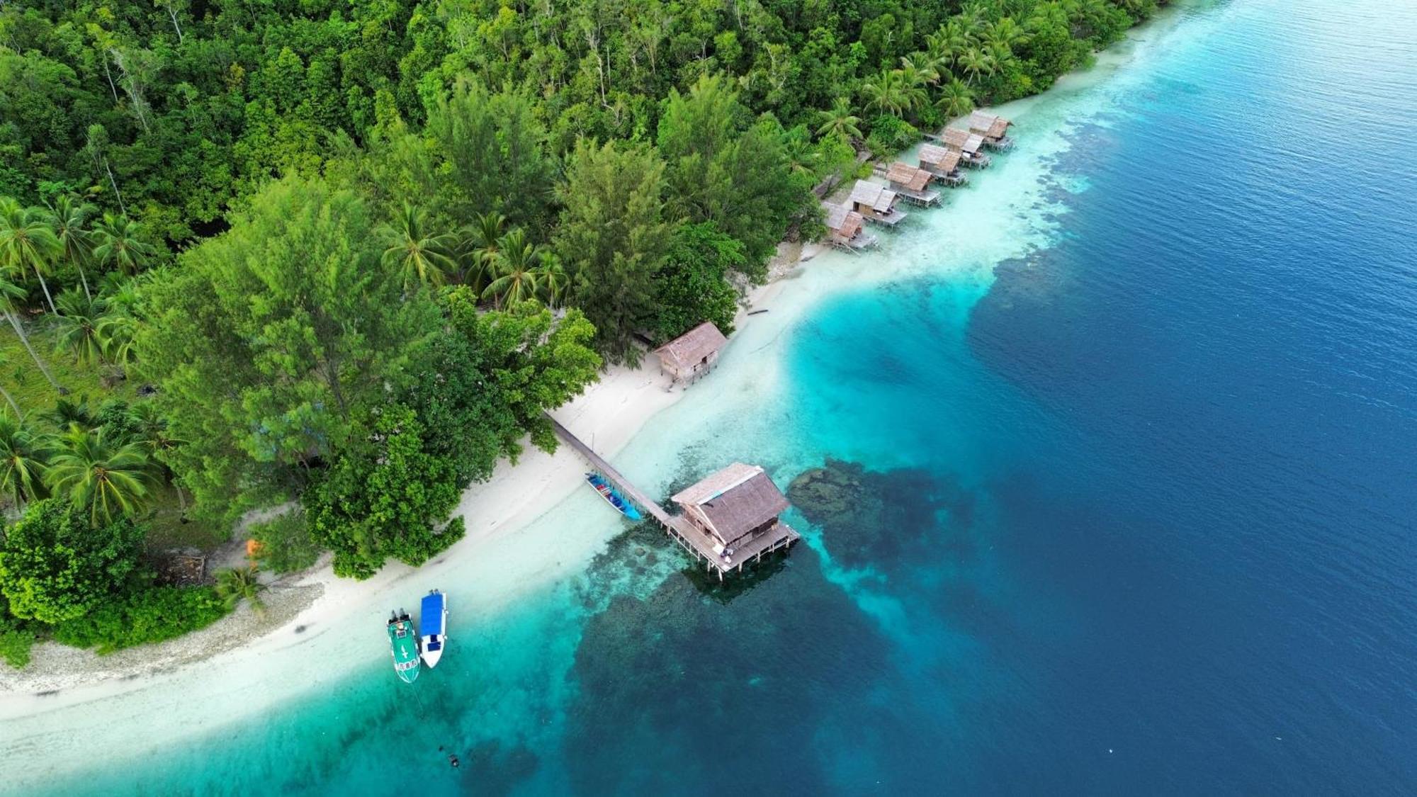 Meos Ambower Homestay Raja Ampat Fam Exterior photo