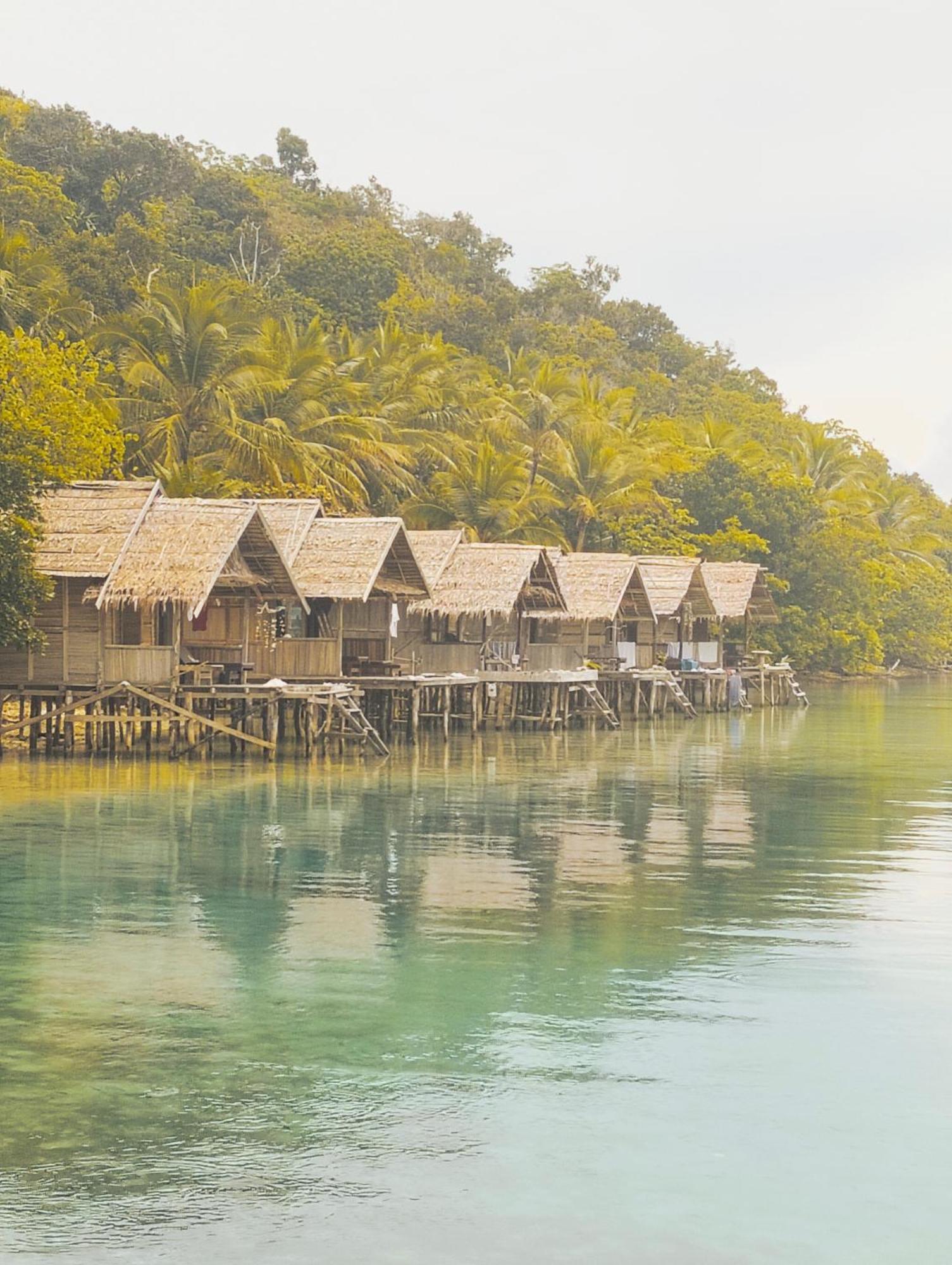 Meos Ambower Homestay Raja Ampat Fam Exterior photo