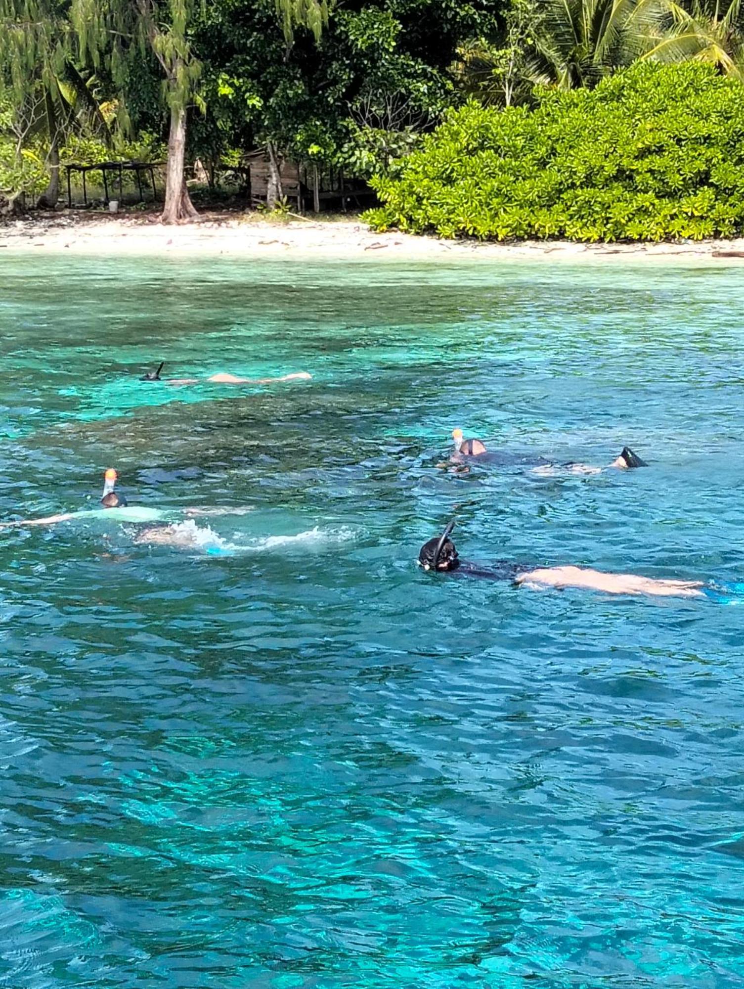 Meos Ambower Homestay Raja Ampat Fam Exterior photo
