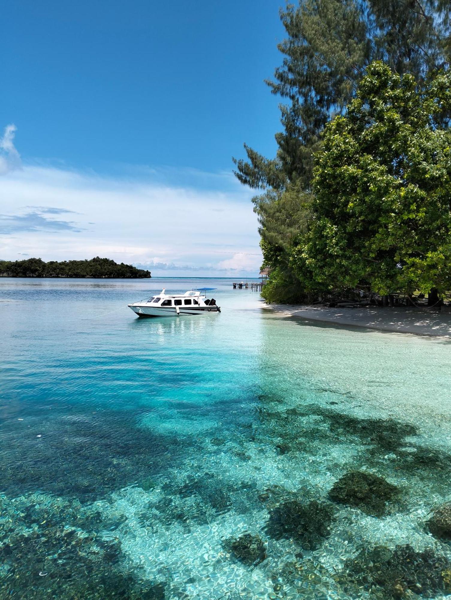 Meos Ambower Homestay Raja Ampat Fam Exterior photo